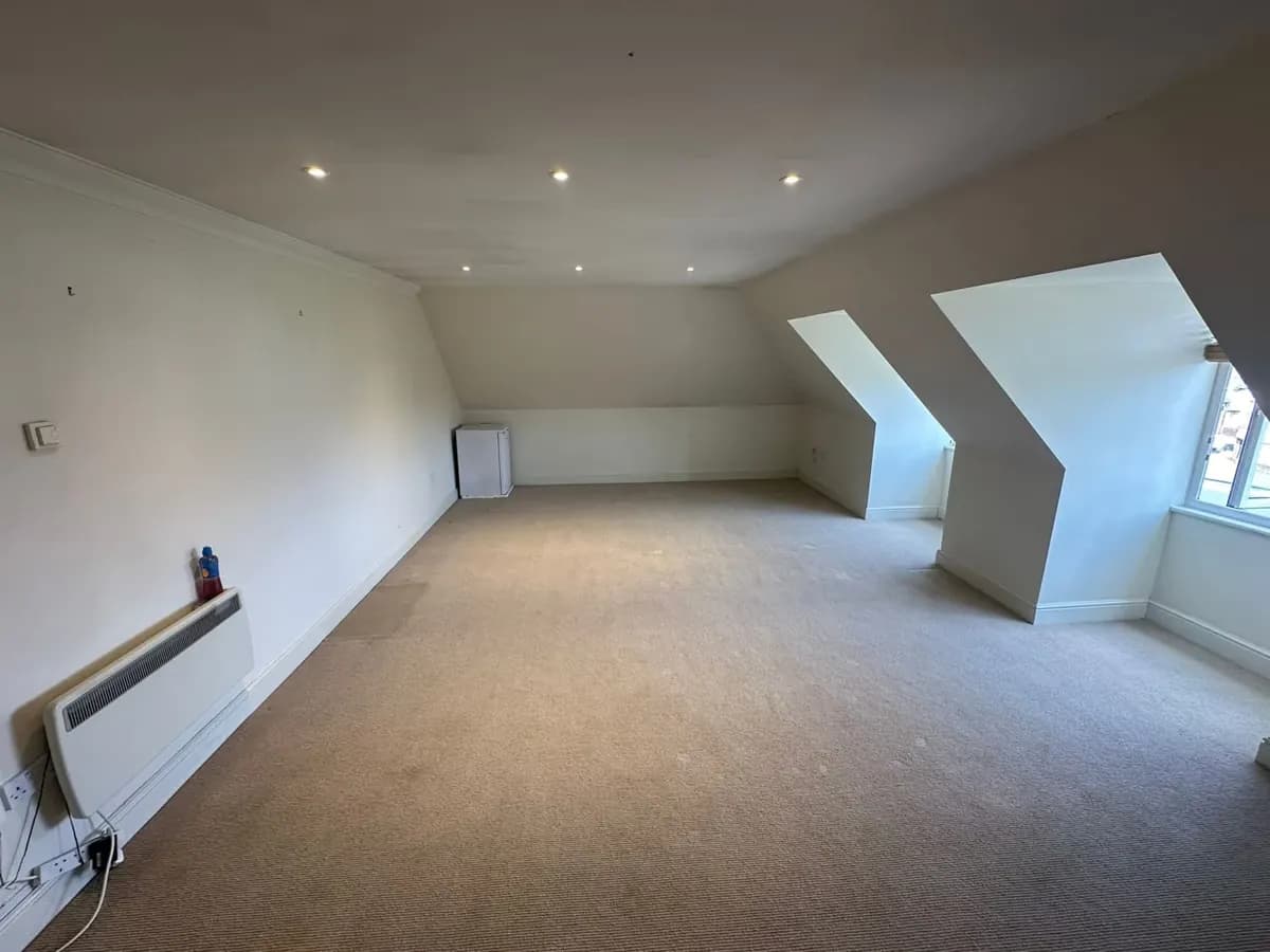 Liège: a clearance on the fifth floor with no lift