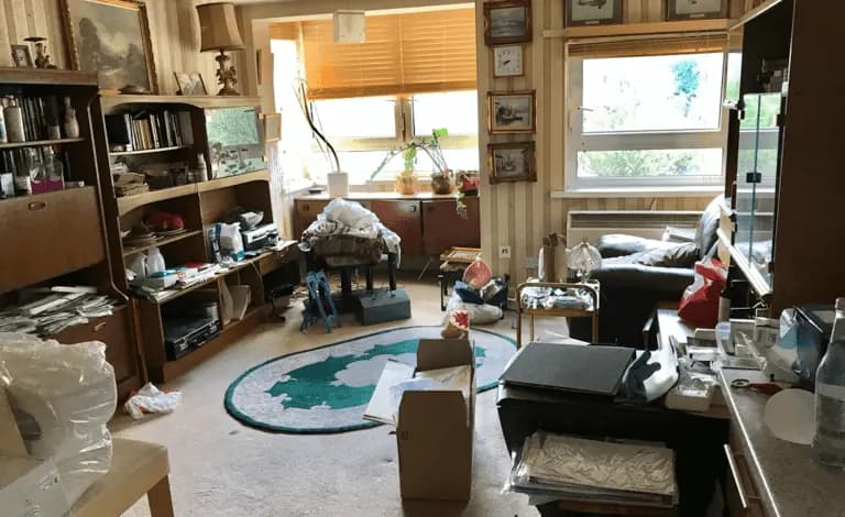 Charleroi: clearing a collector's house without underselling hidden treasures