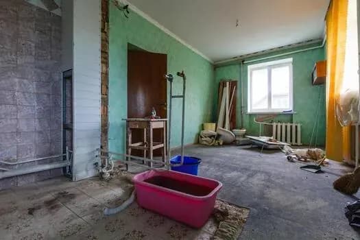 Verviers: a clearance in a damp-marked townhouse